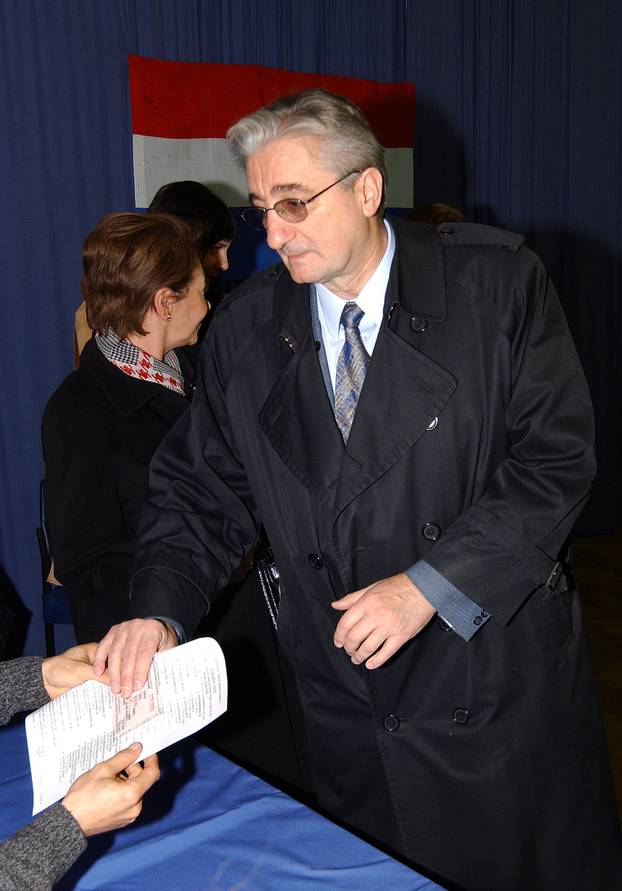 23.11.2003. Zagreb: Miroslav Tu?man s unukom Bartolom glasa na parlamentarnim izborima