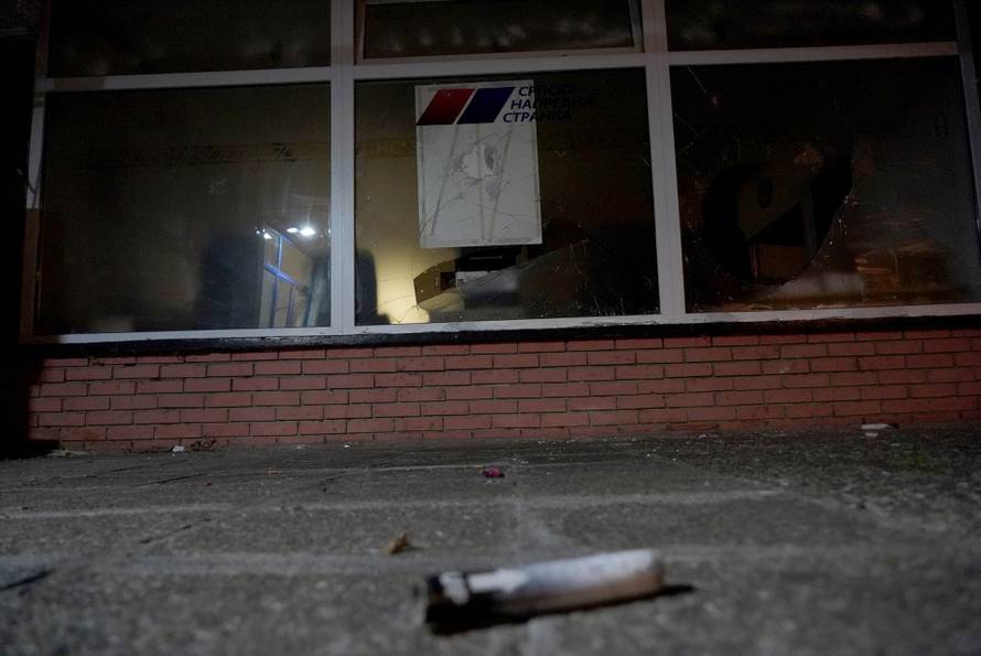 Beograd: Uništen prostor mjesnog odbora Donji grad Zemun Srpske napredne stranke