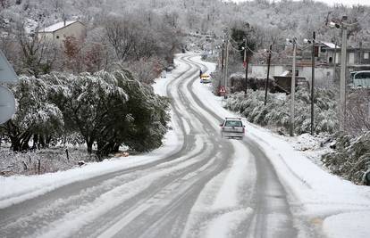 Zbog snježnog nevremena bez struje  oko 50.000 kućanstava