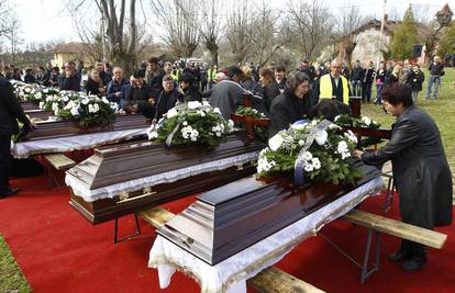 Pogreb svih 13 ubijenih ljudi u Srbiji: 'Nikad mi nije bilo teže'