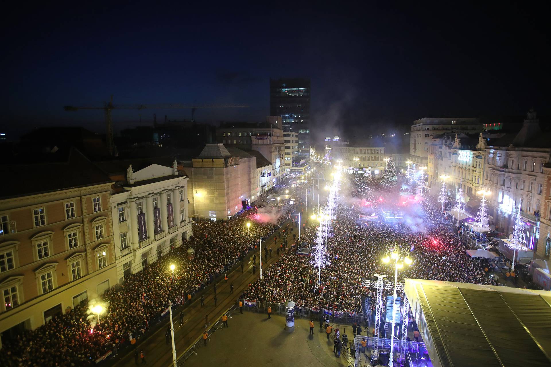 Zagreb: Pogled na glavni Trg prepun navijača koji su spremni za doček Vatrenih