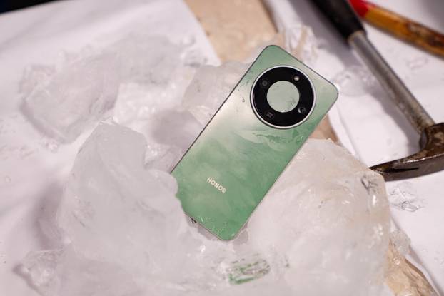 FOTO Bacali ga, udarali i ledili na Kranjskoj Gori: Stigla je nova izdržljiva Honor Magic 8 serija