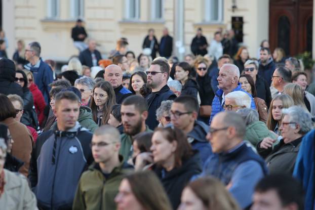 Građani Osijeka okupili se u čast pjevača Halida Bešlića