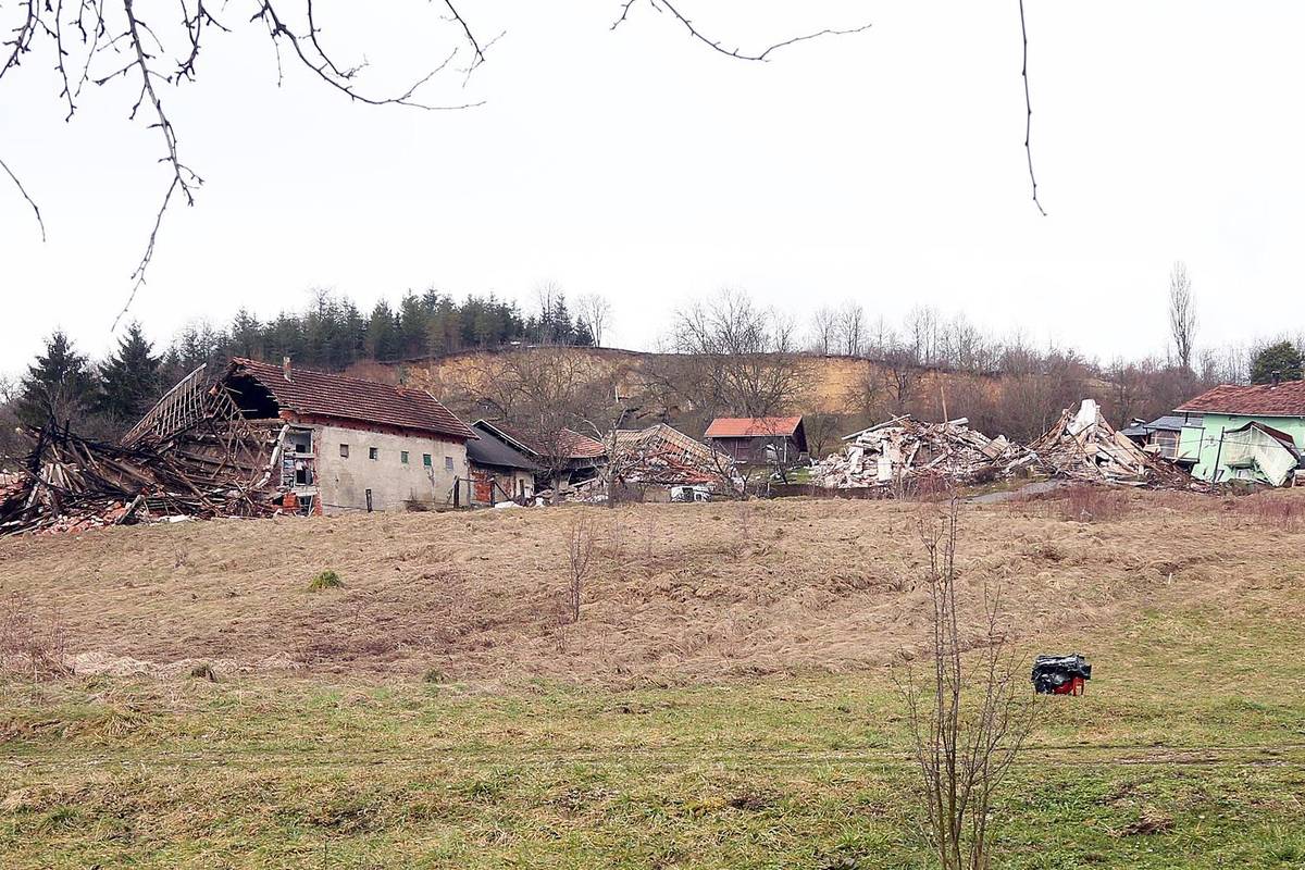 Učenike ranije poslali kućama: Provjeravaju pukotine na školi