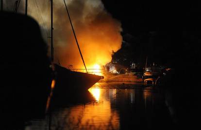 Gladni otočani: Izgorio im brod koji je prevozio hranu