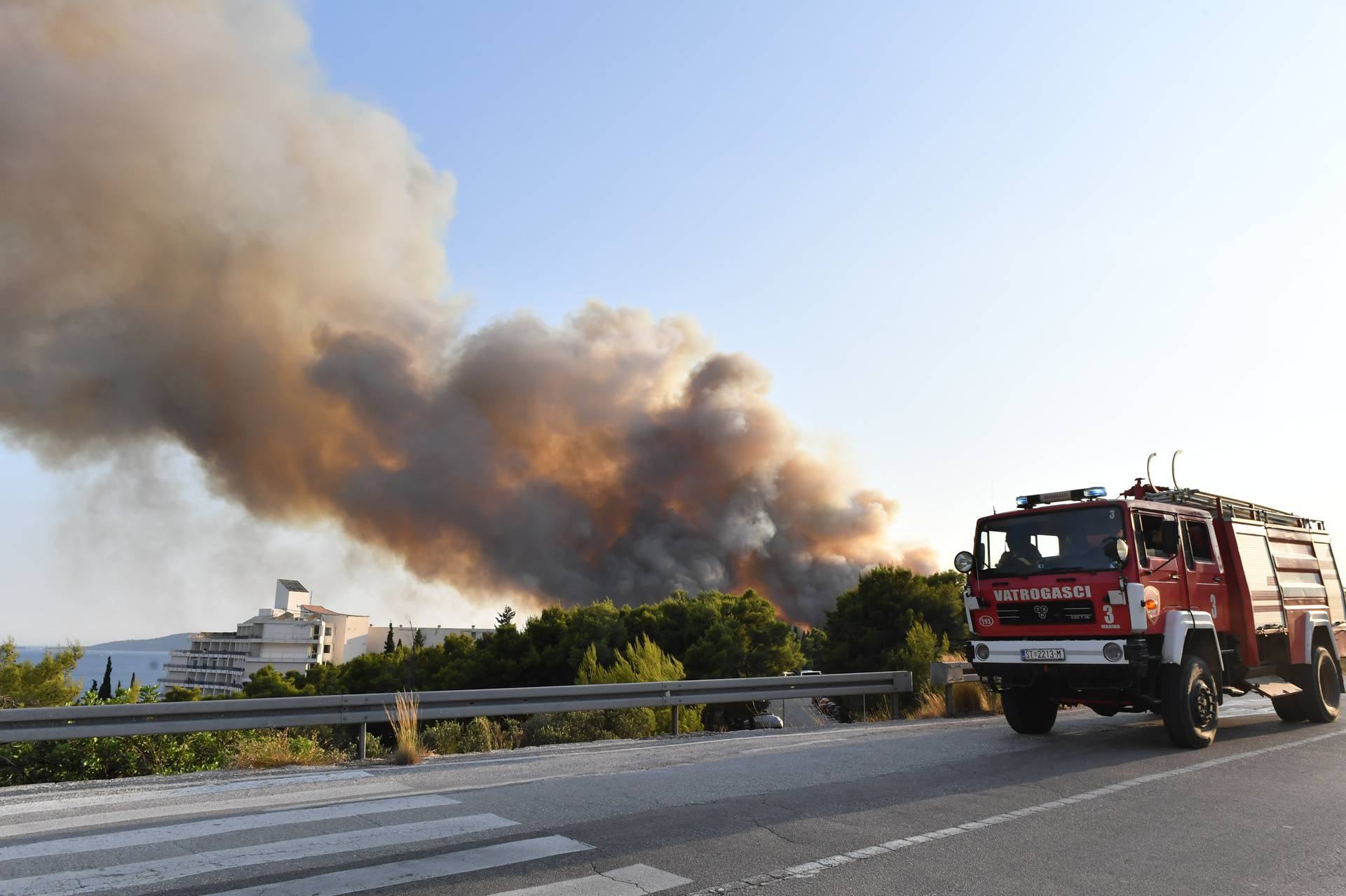 U blizini Trogira izbio požar, u gašenju pomažu i tri protupožarna aviona