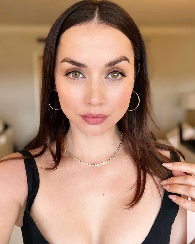 FOTO Zvijezda Hollywooda je zavirila u garažu Ferrarija. A mehaničari u njezin dekolte