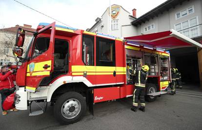 Zagreb: Zapalio se stan u zgradi na Vrbiku, vatrogasci u akciji