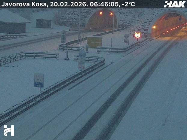 FOTO Snijeg pada u Gorskom kotaru, Lici i na sjeveru. Nema pravca do Rijeke za šlepere