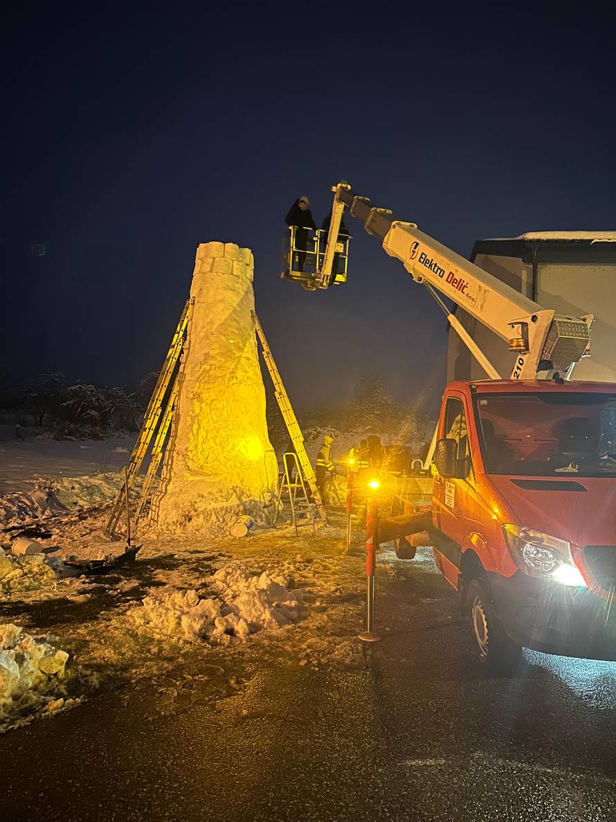 U Slavoniji izgradili snjegovića visokog više od sedam metara! 'Cijelo selo je sudjelovalo...'