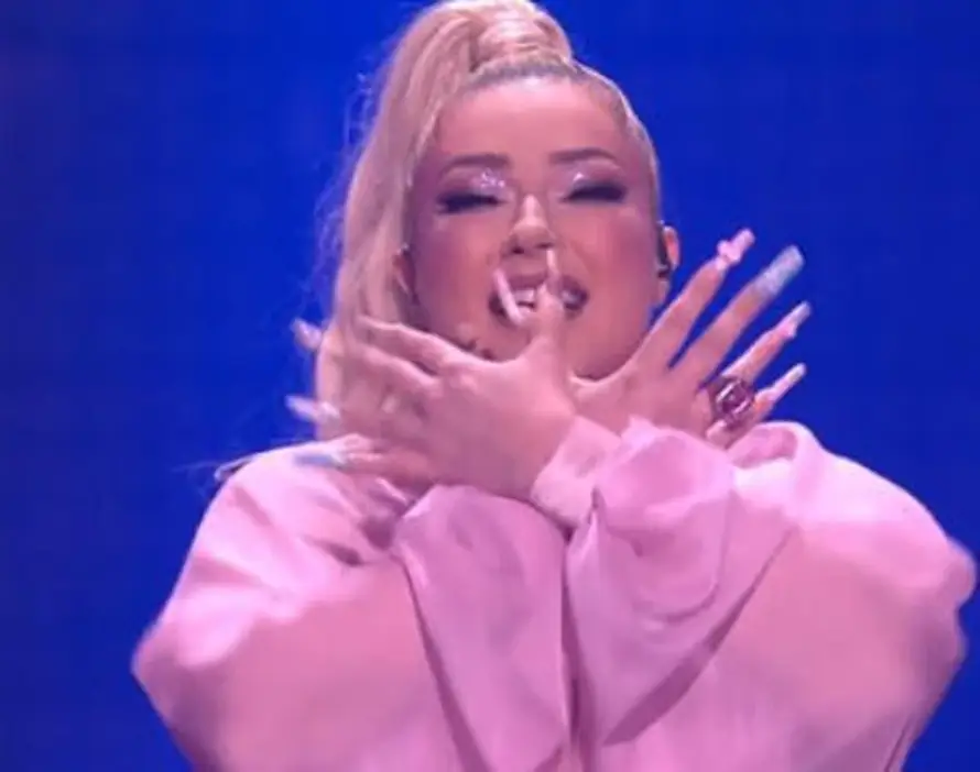 Albanka pokazala dvoglavog orla rukama tijekom nastupa na Eurosongu pa naljutila Srbe