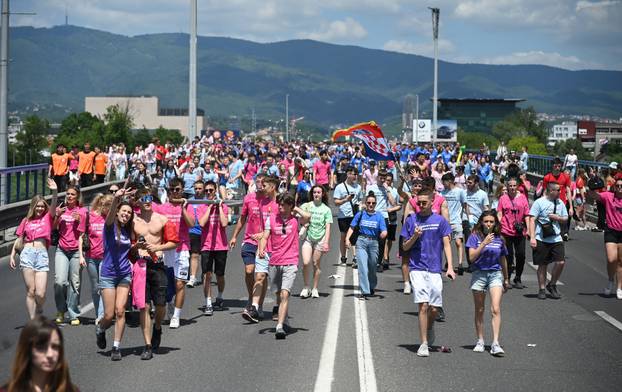 Zagreb: Maturanti preko Mosta slobode uputili se prema Bundeku