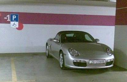 Luksuzni Porsche parkirao na mjesto za invalide