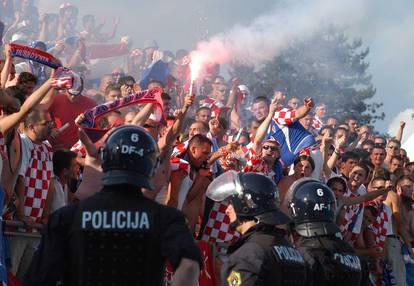 Makljaža Hrvata i Srba usred Kranja: Letjele stolice, policija je tukla, a finale jedva završilo