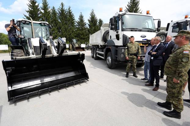 U vojarni "Kamensko" odr&Aring;&frac34;ana je  predaja donacije Vlade SAD-a Hrvatskoj kopnenoj vojsci