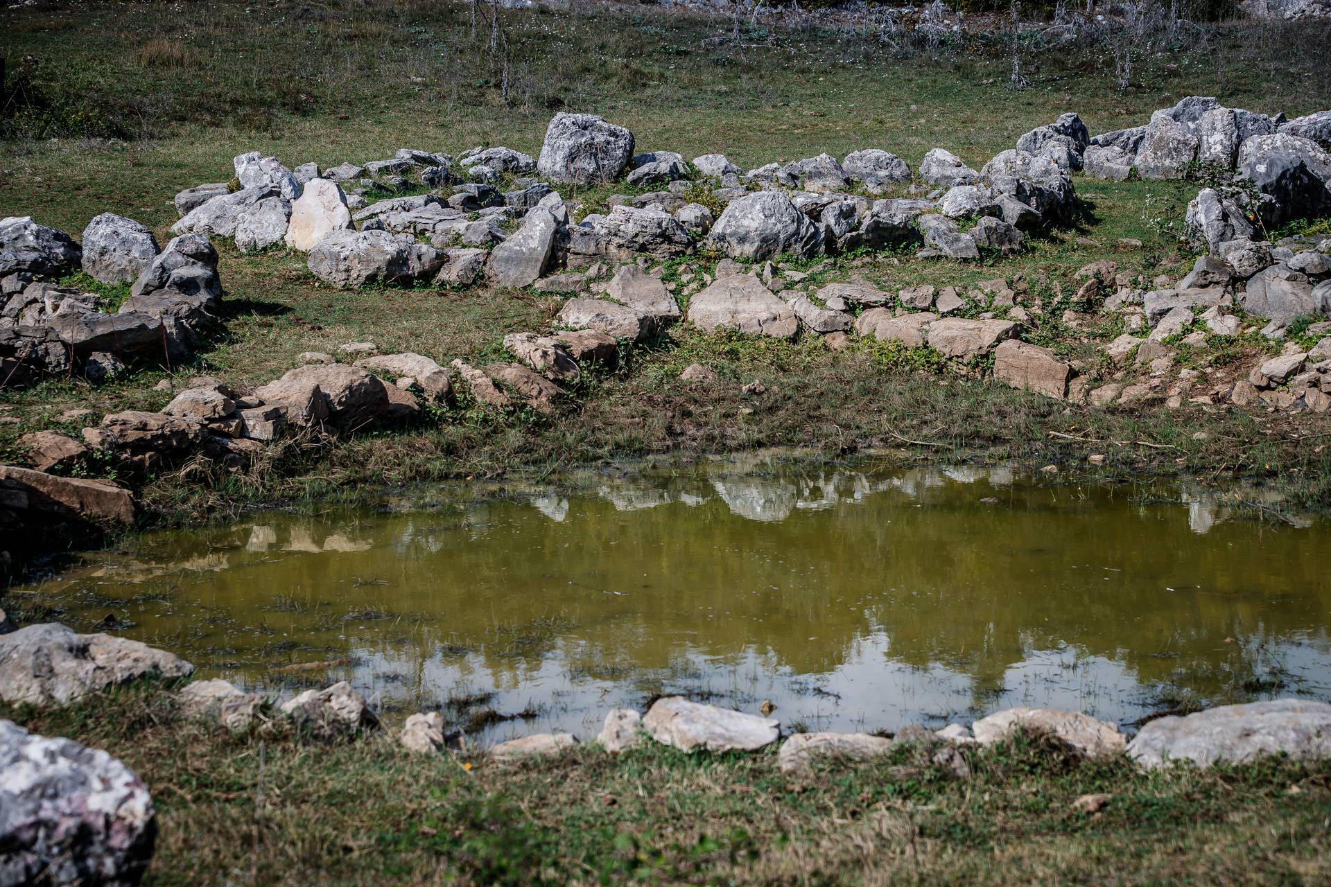 Malo ljudi zna za ove misteriozne bunare u Dalmatinskoj zagori, legenda kaže da nikad nisu presušili