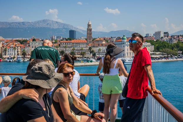 Split: Gužva na trajektu Petar Hektorović na relaciji Split - Vis