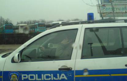 Zagreb: Policajac vozio auto i pričao na mobitel