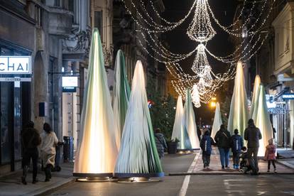 FOTO Pogledajte atmosferu na zagrebačkom adventu: Gužve na kućicama, raskoš svjetla..