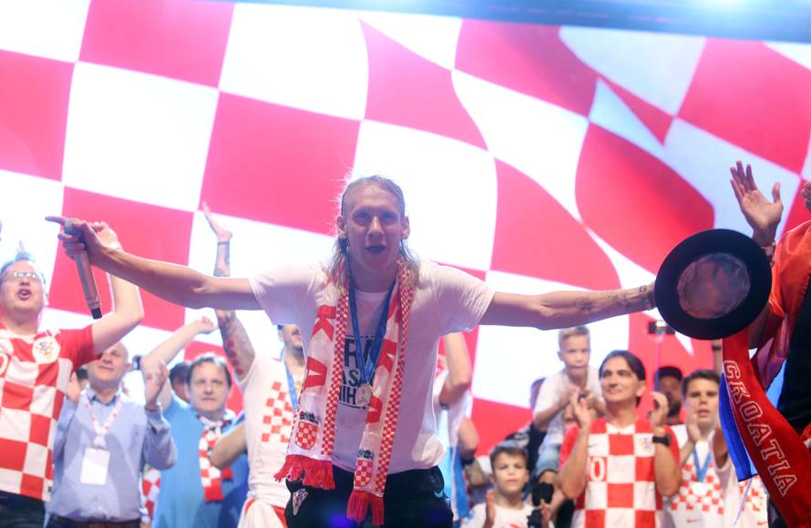 SveÄani doÄek Vatrenih na Trgu bana Josipa JelaÄiÄa