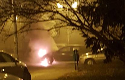 Upalila auto i htjela krenuti, ali se pojavio dim i nastao je požar