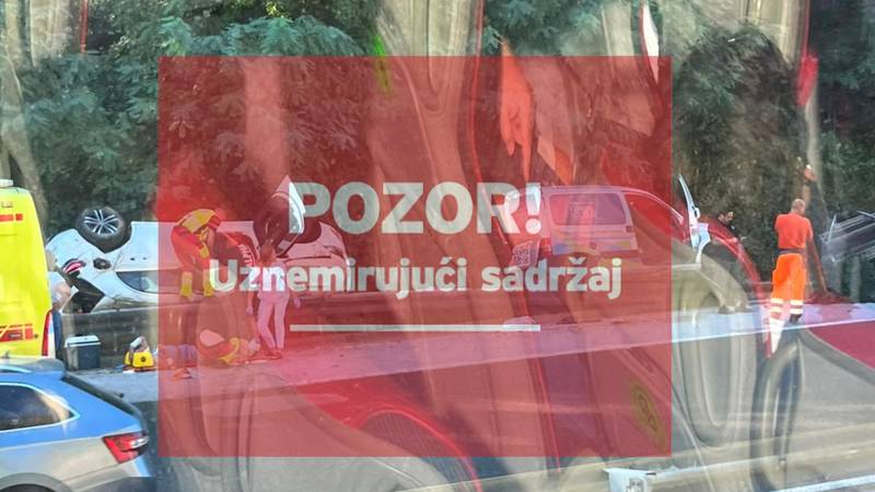 FOTO Strašna nesreća na A1 kod Bosiljeva: 'Auto je na krovu'
