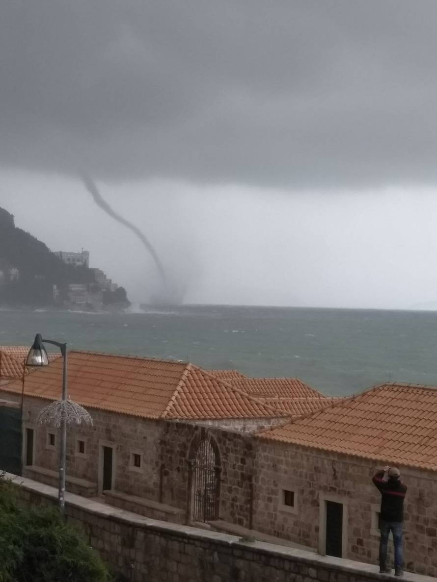 Nevrijeme hara Dalmacijom: Plima, poplave, ali i pijavice