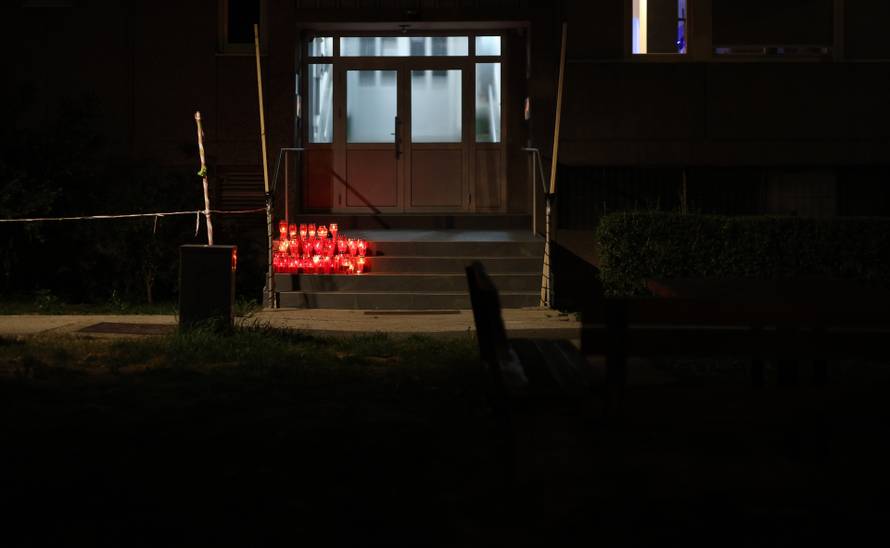 Zagreb: Ljudi pale lampaše ispred zgrade u kojoj je živio Goran Bare