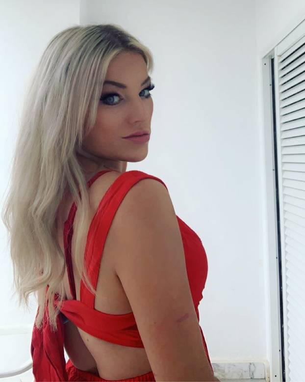 Klizala je, klizala i samo padala.  A onda je uskočila u bikini i počela golicati maštu fanovima