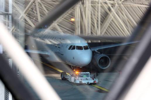 DIVLJAJU CIJENE Aviokompanije zbog skupljeg goriva di&zcaron;u cijene karata. Ugro&zcaron;en je i Dubrovnik