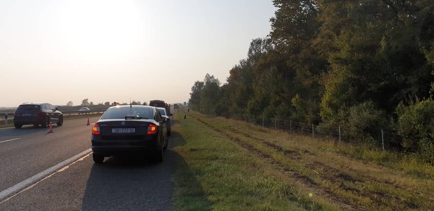 Automobil je sletio s ceste i zapalio se, putnici su izgorjeli