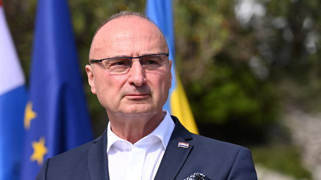 Novalja: Grlić Radman i veleposlanik Ukrajine posadili maslinu u Perivoju mira
