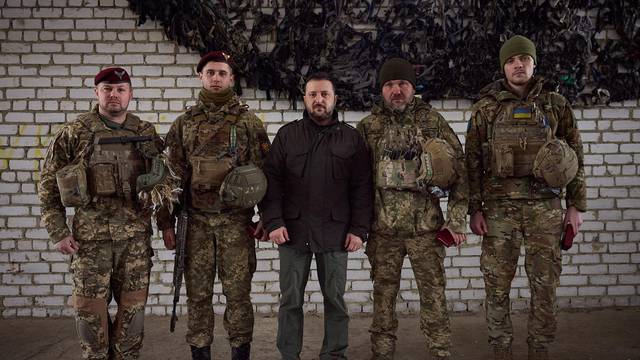 VIDEO Zelenski posjetio vojsku u blizini bojišnice: Hvala vam što branite državu i naše obitelji