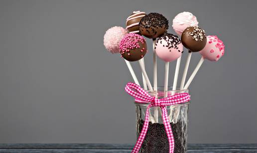 Napravite cake pops - desert koji će obožavati i veliki i mali