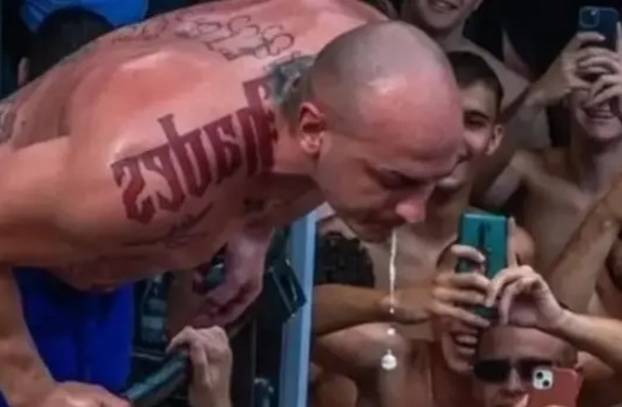 FOTO Ovo je najslušaniji izvođač u Hrvatskoj: Fanovima pljuje u usta, razbija im jaja o glavu...