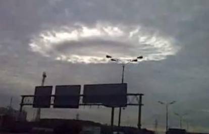 Iznad Moskve su snimili neobičan svjetleći oblak