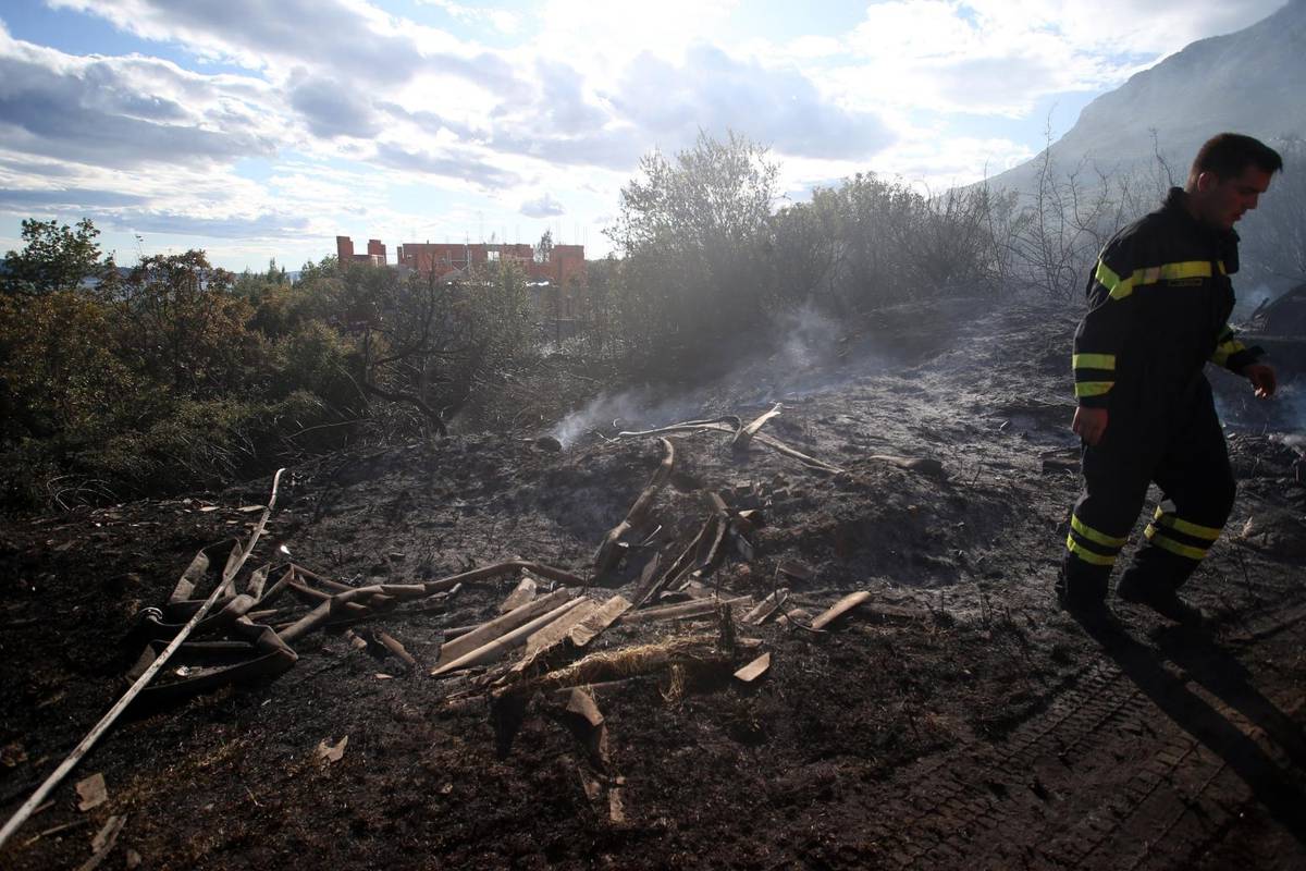 Požar u Kaštel Sućurcu: Zapalio se prostor oko šume, dalekovod će biti isključen do daljnjeg...