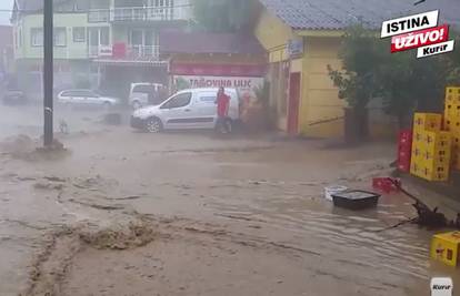 Kiša poplavila grad, a tuča je razbila prozore na kućama