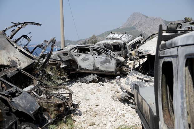 Omiš: Veliki broj izgorenih automobila u požaru