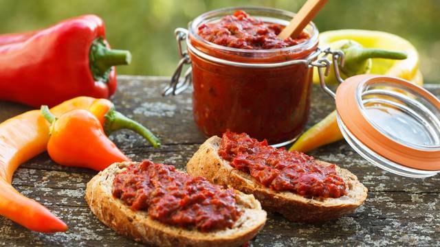 Recept za ajvar koji je toliko ukusan da će nestati prije zime