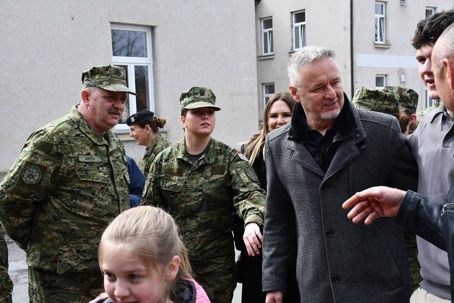 Na svečanoj prisegi ročnika u Požegi pozornost je privukla Diva Perković, kći pjevača Marka Perkovića Thompsona