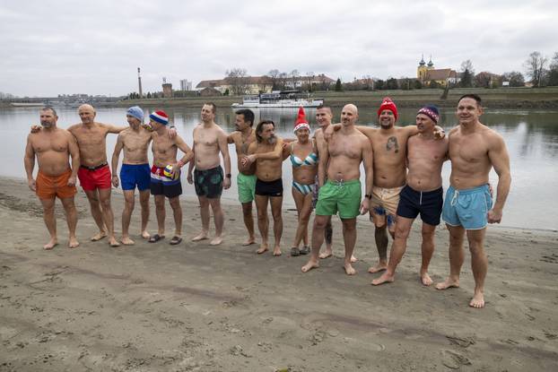 Osijek: Tradicionalno kupanje i picigin u rijeci Dravi