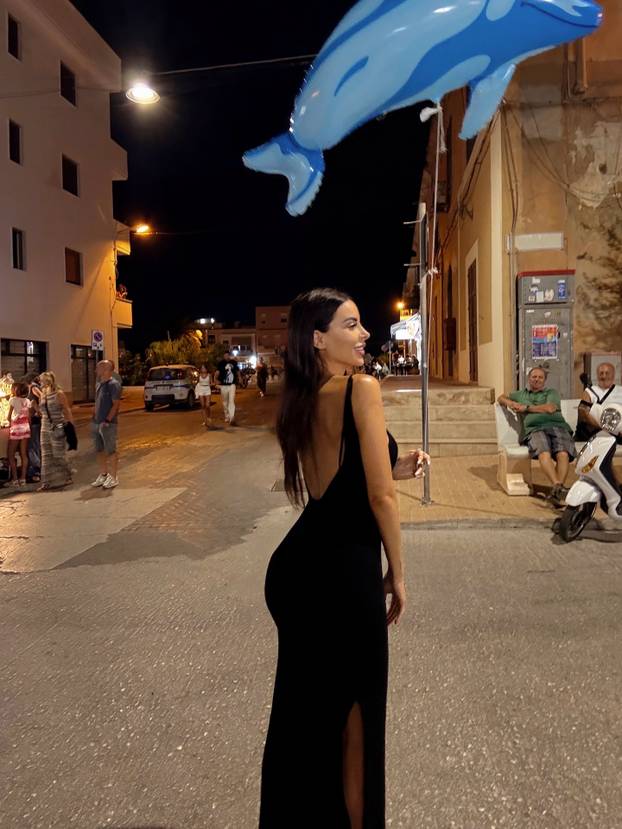 FOTO Tko je bujna TV voditeljica koja se fotkala gola? Šuškalo se da je imala aferu s legendom