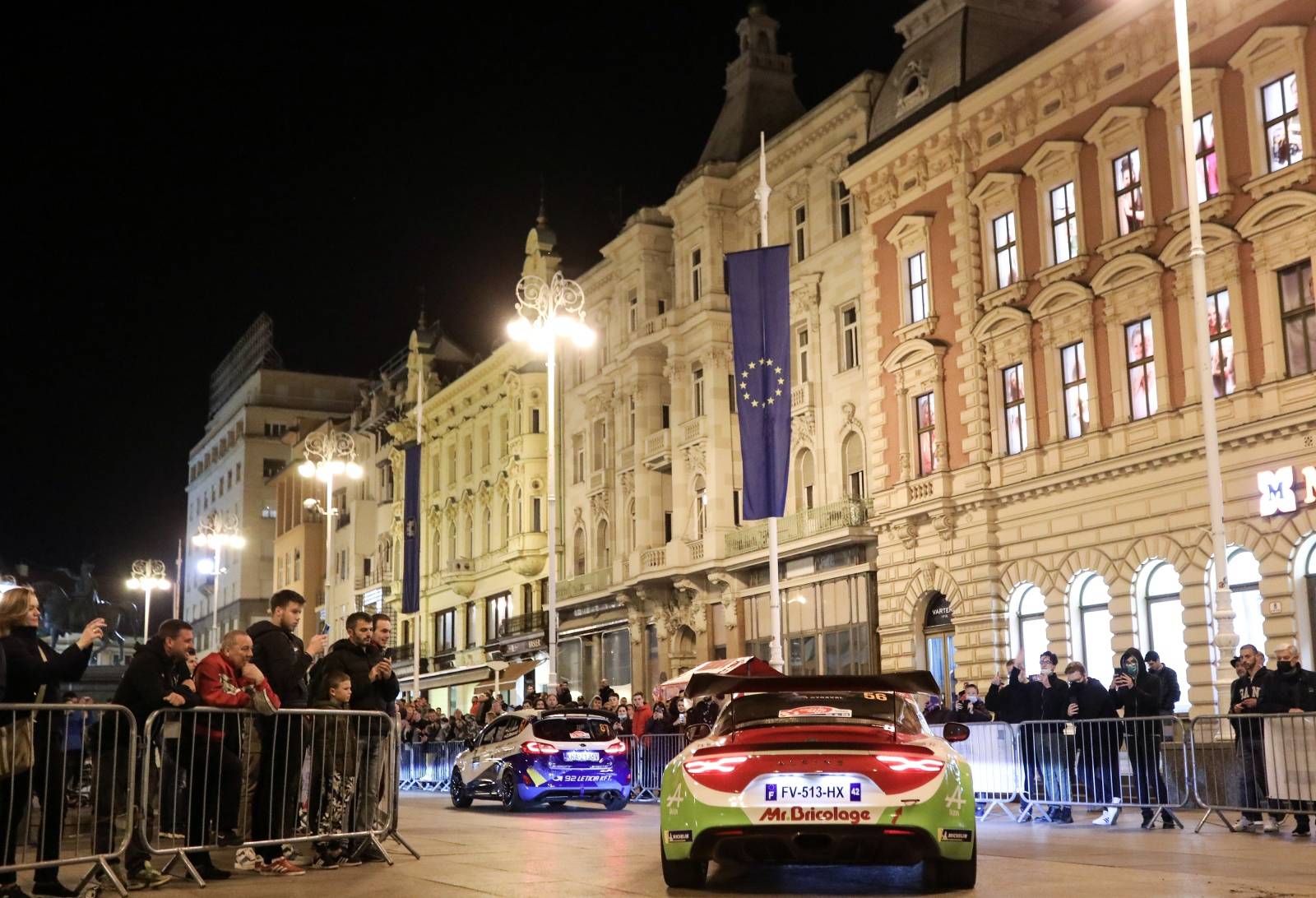 Zagreb: WRC automobili  na glavom gradskom trgu privukli veliku pažnju građana