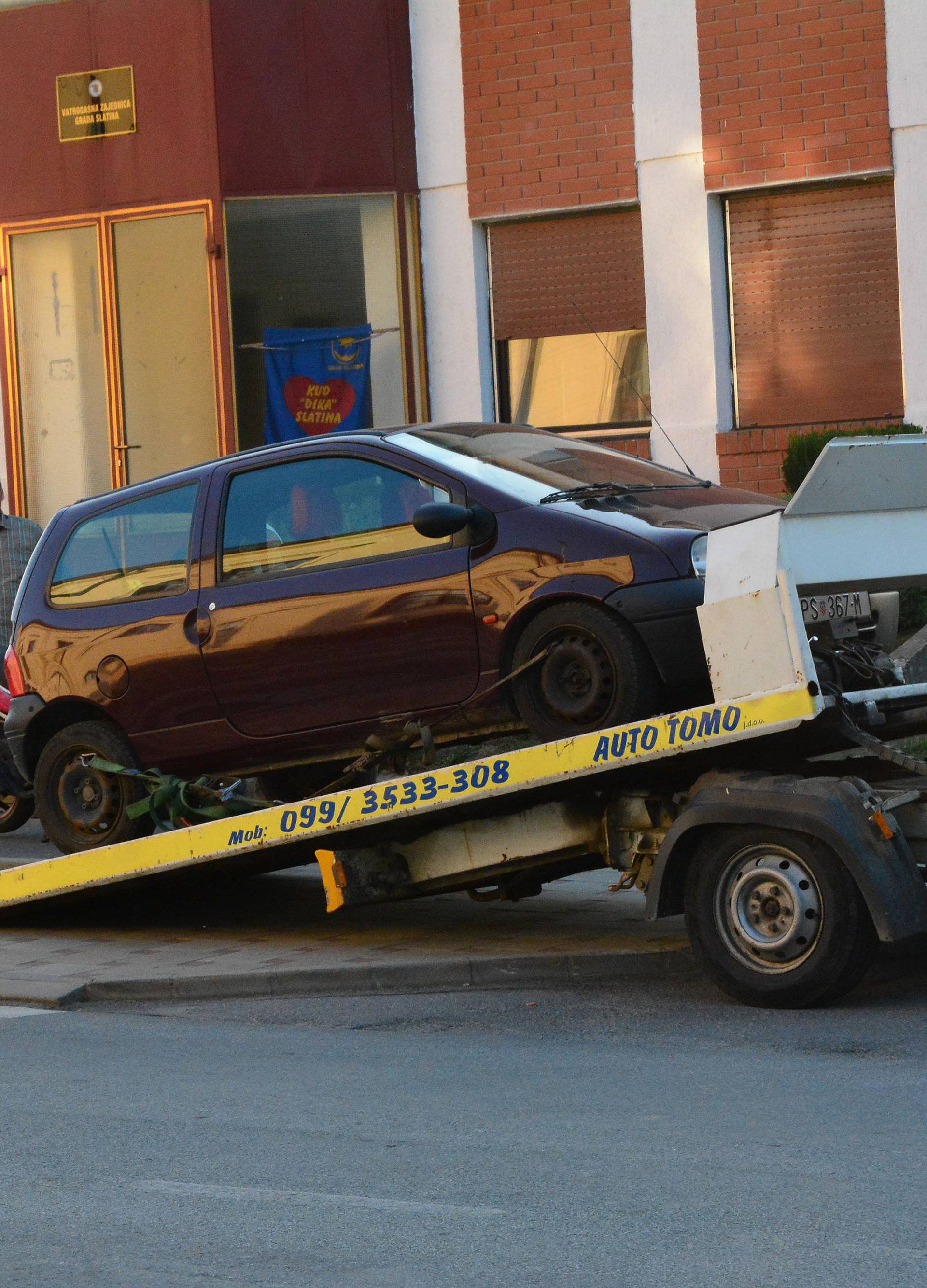 Sude mu za ubojstvo, a on se smije i glasno žvače žvakaću