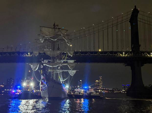Mexican Navy training ship damaged after it ran into the Brooklyn Bridge in New York City