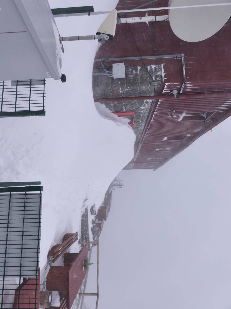 Gusti snijeg paralizirao Gorski kotar: 'Mećava je, probijamo se do Zagreba. Neumorno pada!'