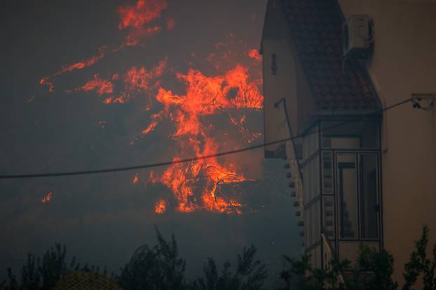 Žrnovnica: Vatra ušla u naselje