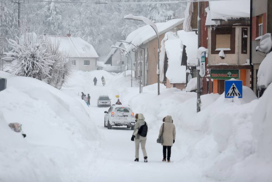 Zameteni u Delnicama: Nanosi snijega do balkona na 1. katu!