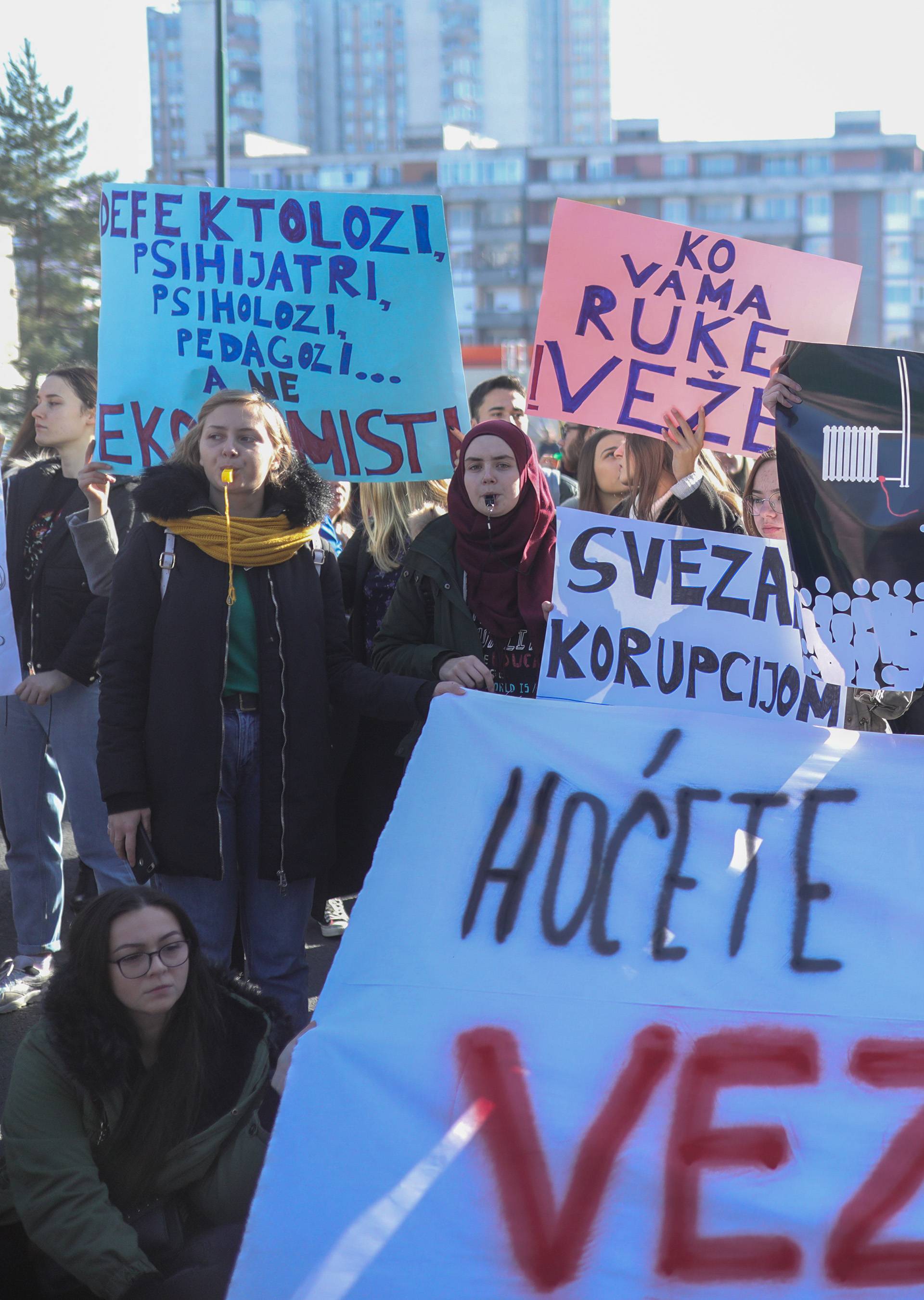 Sarajlije prosvjedovali i poručili vladi: 'Hoćete li i nas vezati?'